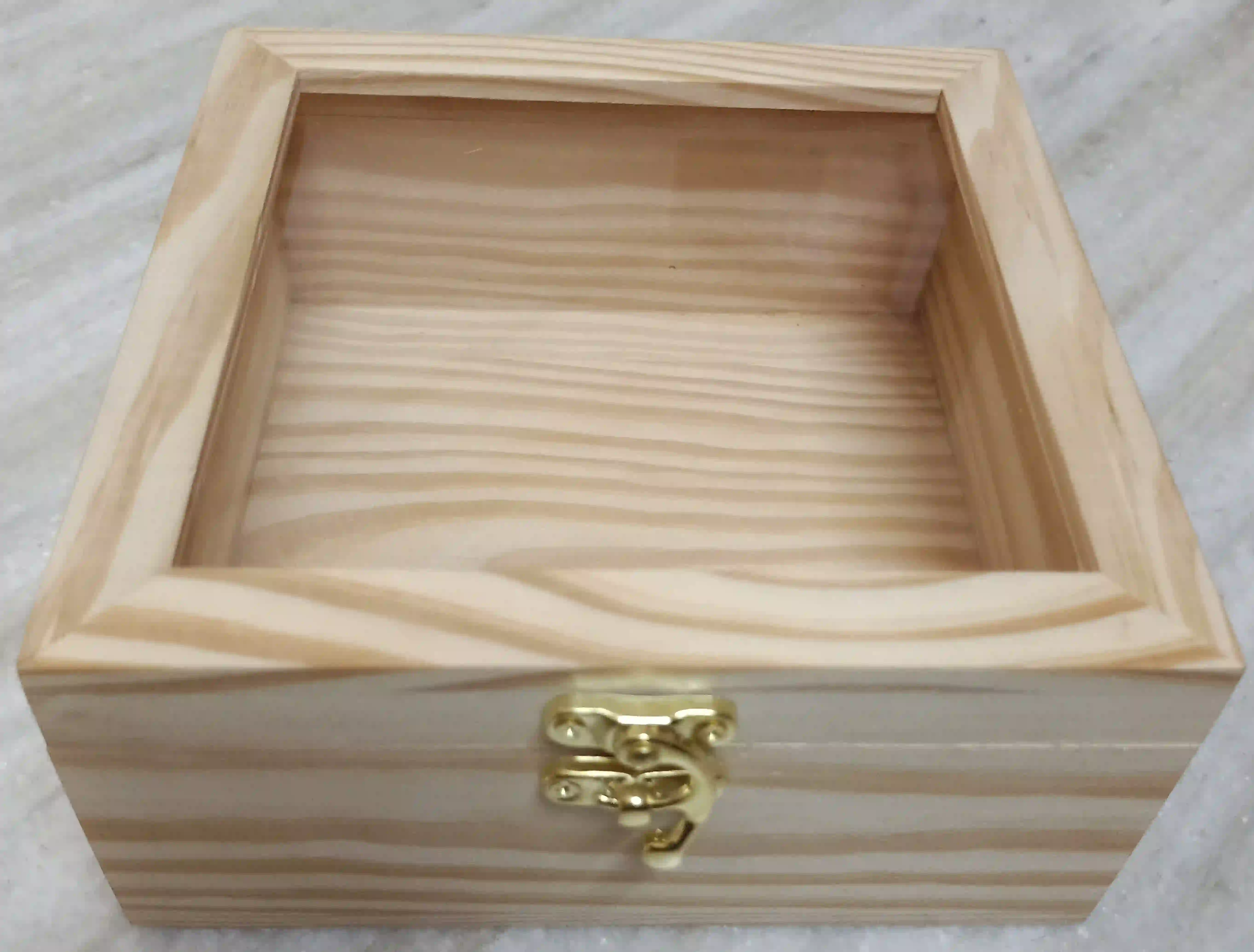 Pine wood box with transparent top